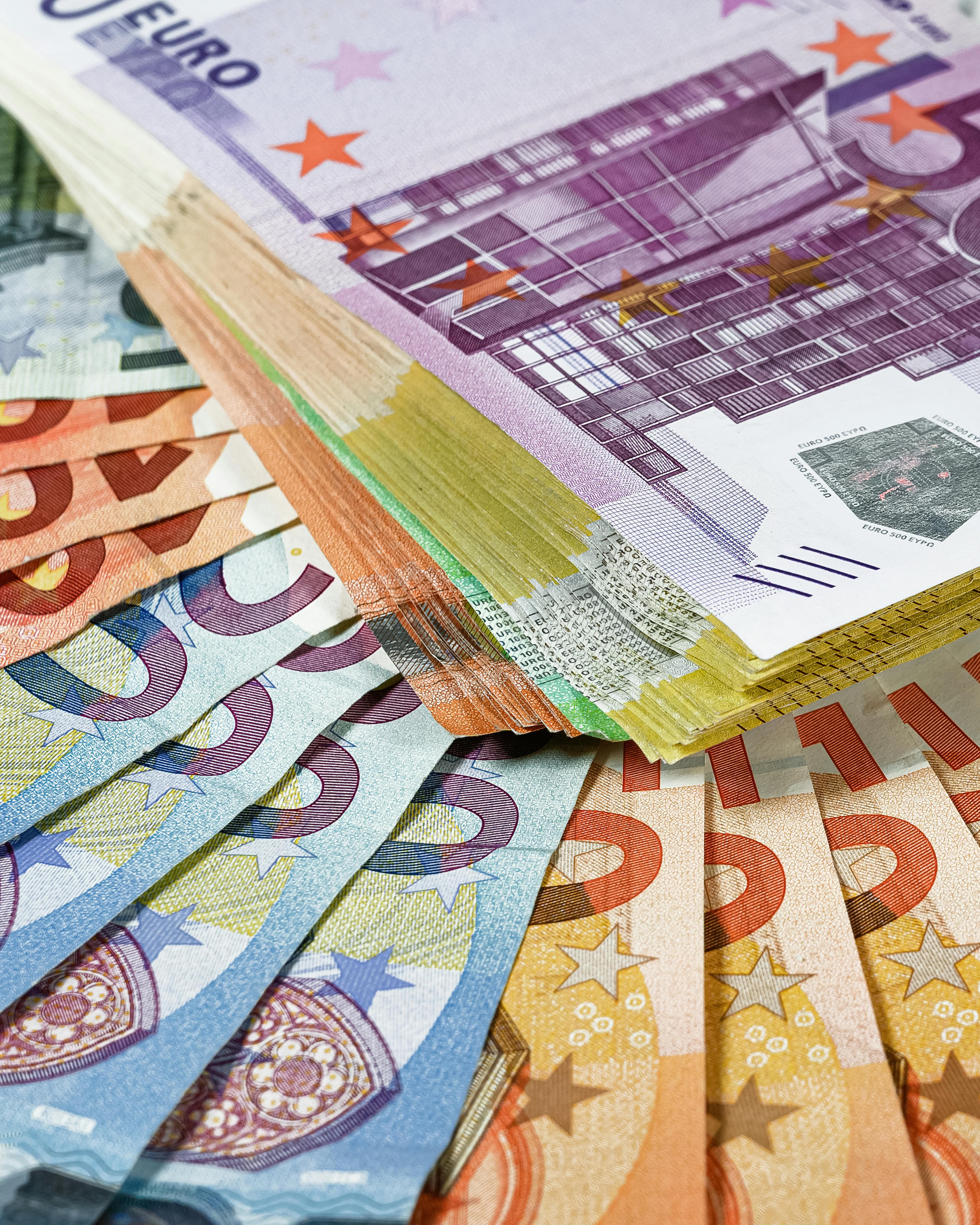 Član Izvršnog odbora ECB-a Lane: Ekonomski izgledi i monetarna politika u eurozone
